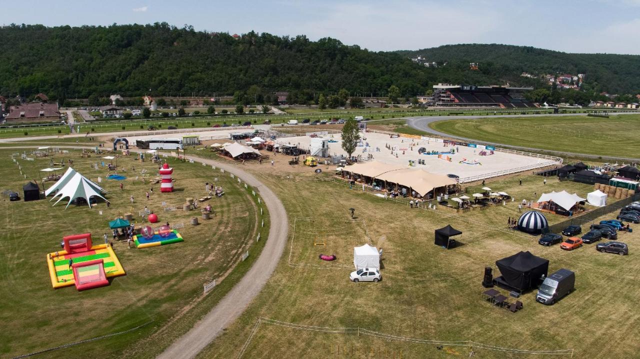 B&B Chuchle Arena Praha Exteriör bild